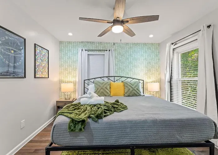 Holiday home 2 King Beds W Hot Tub Near Butler St *