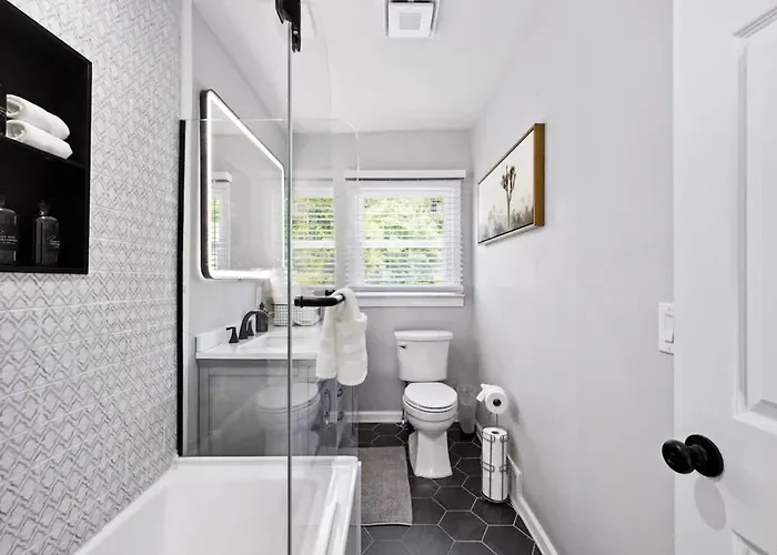 2 King Beds W Hot Tub Near Butler St *