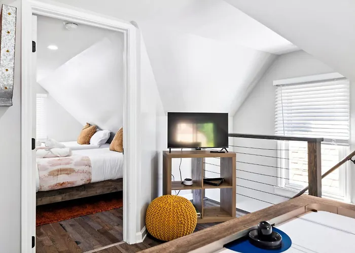 2 King Beds W Hot Tub Near Butler St Holiday home