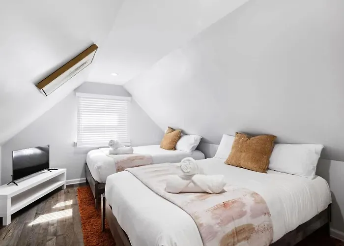 2 King Beds W Hot Tub Near Butler St Holiday home Pittsburgh