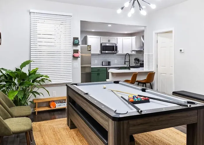 2 King Beds W Hot Tub Near Butler St *