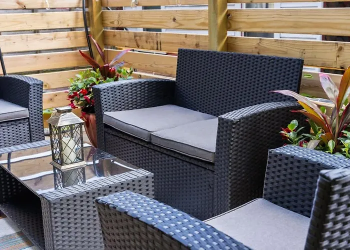 2 King Beds W Hot Tub Near Butler St *