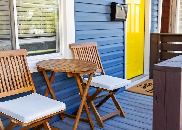 2 King Beds W Hot Tub Near Butler St *