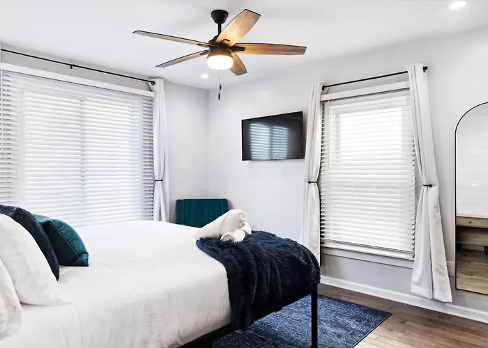 2 King Beds W Hot Tub Near Butler St *