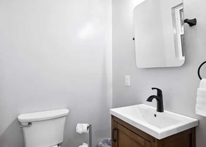 2 King Beds W Hot Tub Near Butler St *